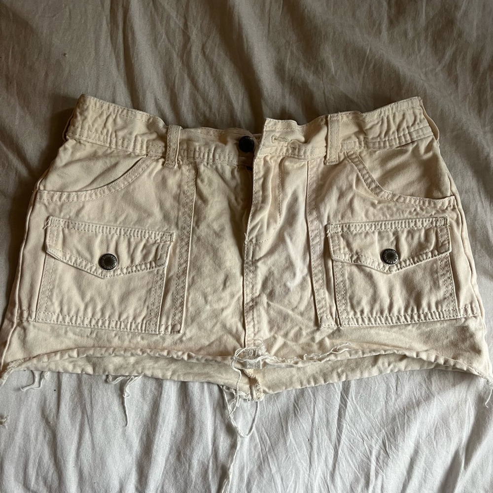 Brandy Melville Cream Mini Cargo Skirt for Casual Wear